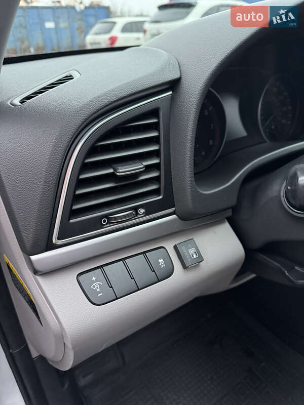 Седан Hyundai Elantra 2016 в Киеве