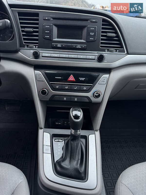 Седан Hyundai Elantra 2016 в Киеве