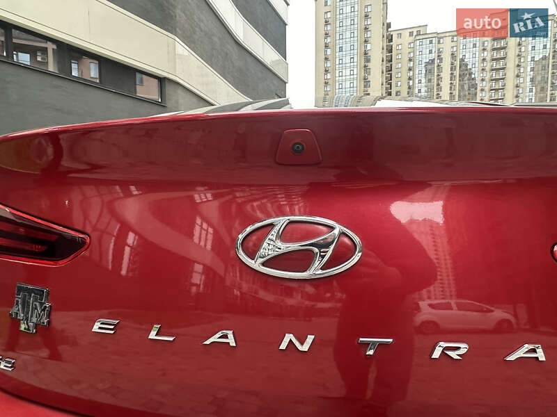 Седан Hyundai Elantra 2019 в Одессе