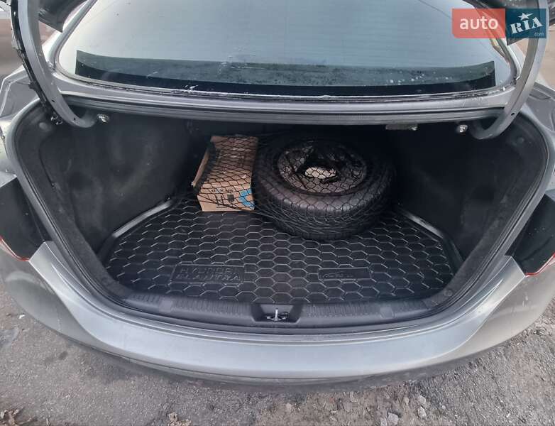 Седан Hyundai Elantra 2012 в Києві