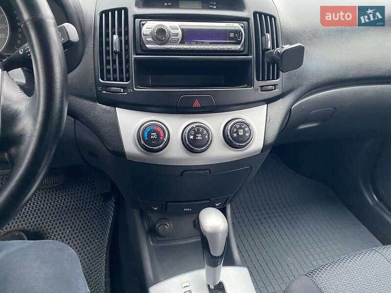 Седан Hyundai Elantra 2008 в Полтаве