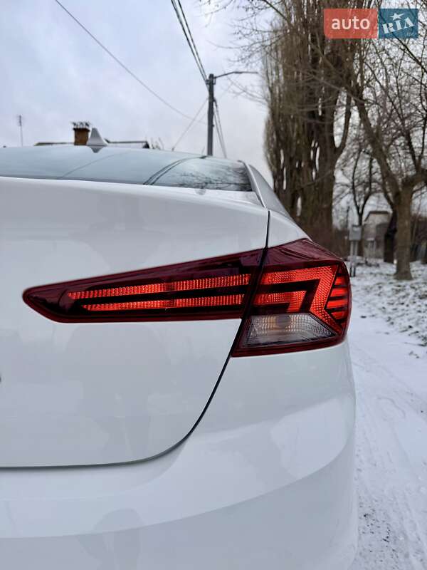 Седан Hyundai Elantra 2018 в Киеве