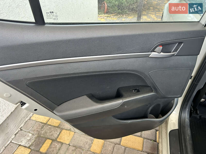 Седан Hyundai Elantra 2016 в Одессе