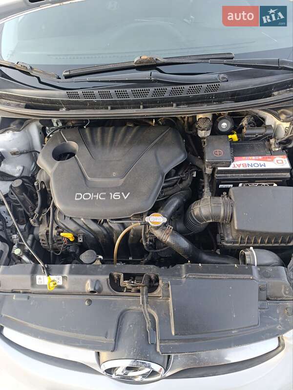 Седан Hyundai Elantra 2011 в Семенівці