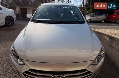 Седан Hyundai Elantra 2016 в Ужгороде