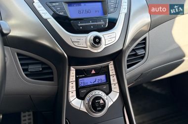 Седан Hyundai Elantra 2012 в Киеве
