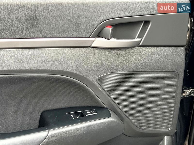 Седан Hyundai Elantra 2016 в Киеве