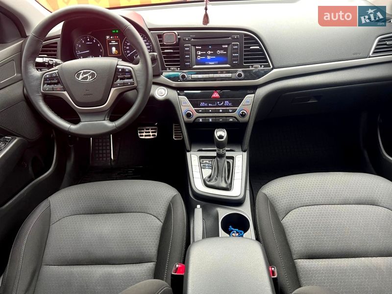 Седан Hyundai Elantra 2016 в Киеве