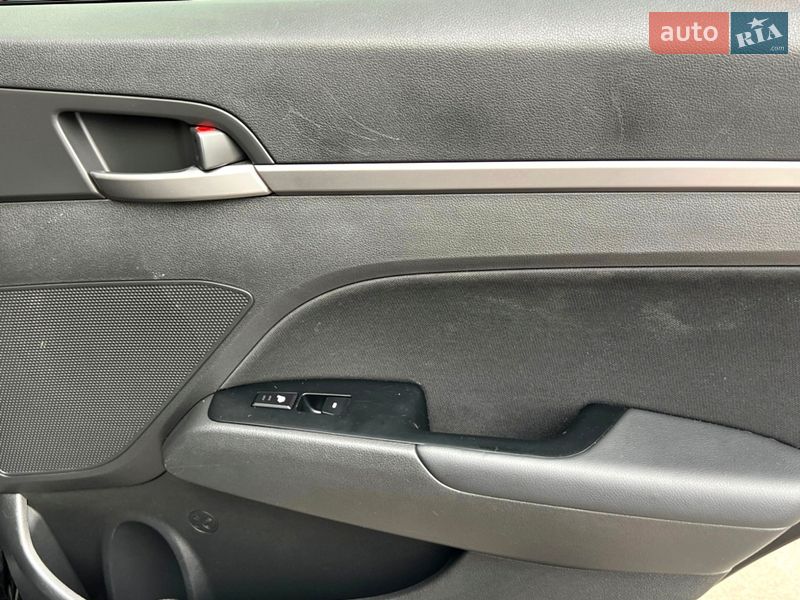 Седан Hyundai Elantra 2016 в Киеве