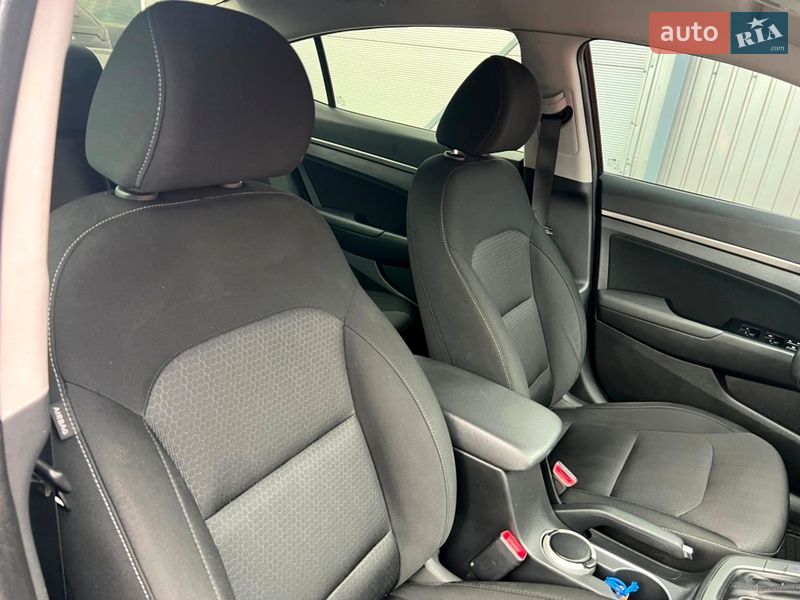 Седан Hyundai Elantra 2016 в Киеве