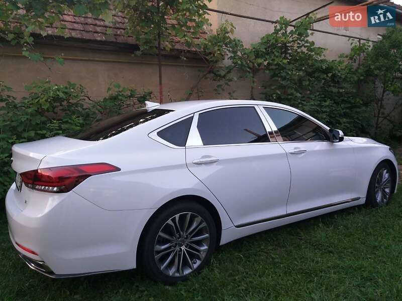 Седан Hyundai Genesis 2015 в Ужгороде