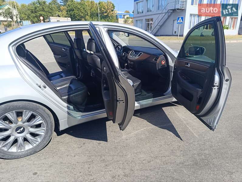 Седан Hyundai Genesis 2008 в Малине