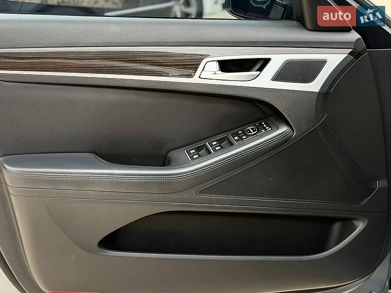 Седан Hyundai Genesis 2015 в Житомире