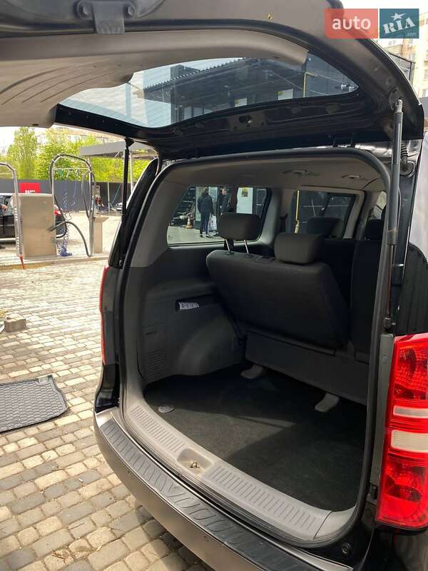 Минивэн Hyundai H-1 2012 в Южном