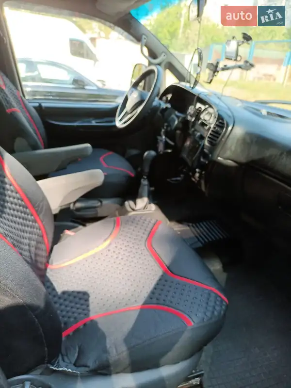 Hyundai H-1 2001 VIN KMJWVH7FP1U260473 фото оголошення 7 з 48