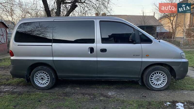 Вантажопасажирський фургон Hyundai H-1 2004 в Чернівцях