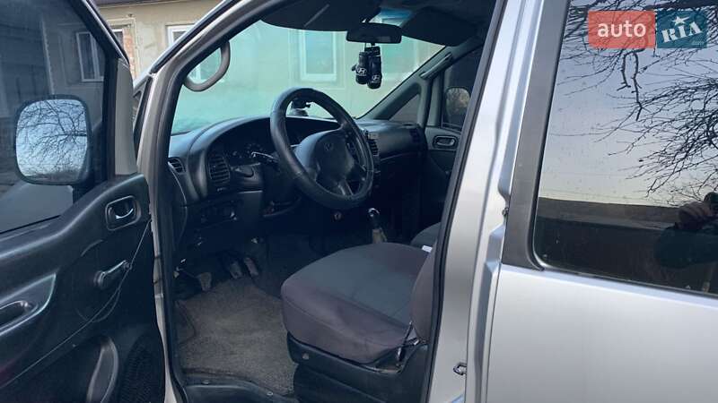 Вантажопасажирський фургон Hyundai H-1 2004 в Чернівцях