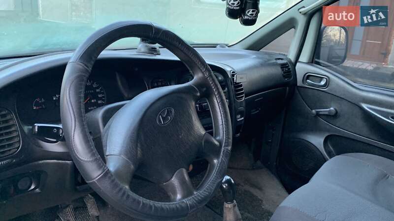 Вантажопасажирський фургон Hyundai H-1 2004 в Чернівцях