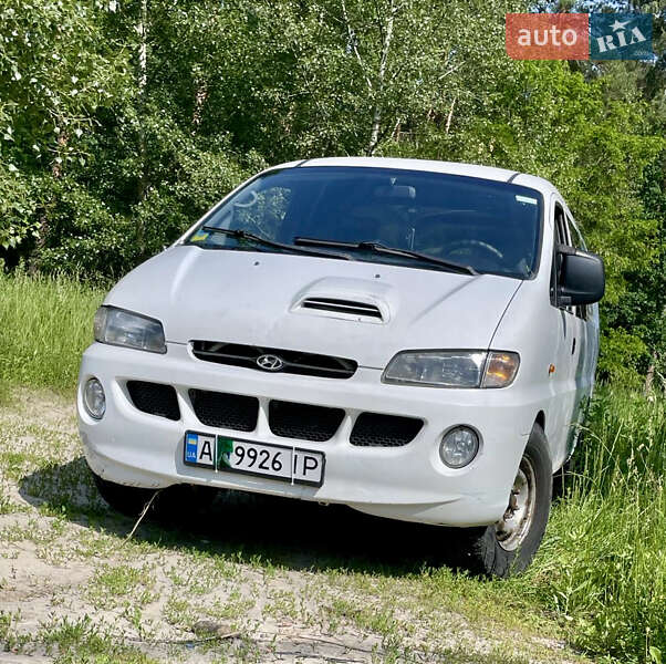 Вантажопасажирський фургон Hyundai H-1 2000 в 