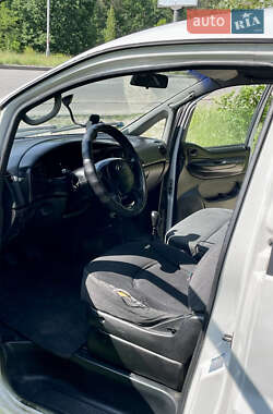 Вантажопасажирський фургон Hyundai H-1 2000 в 