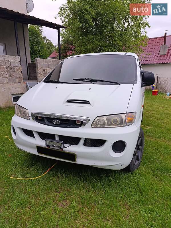 Вантажний фургон Hyundai H-1 2001 в Золочеві