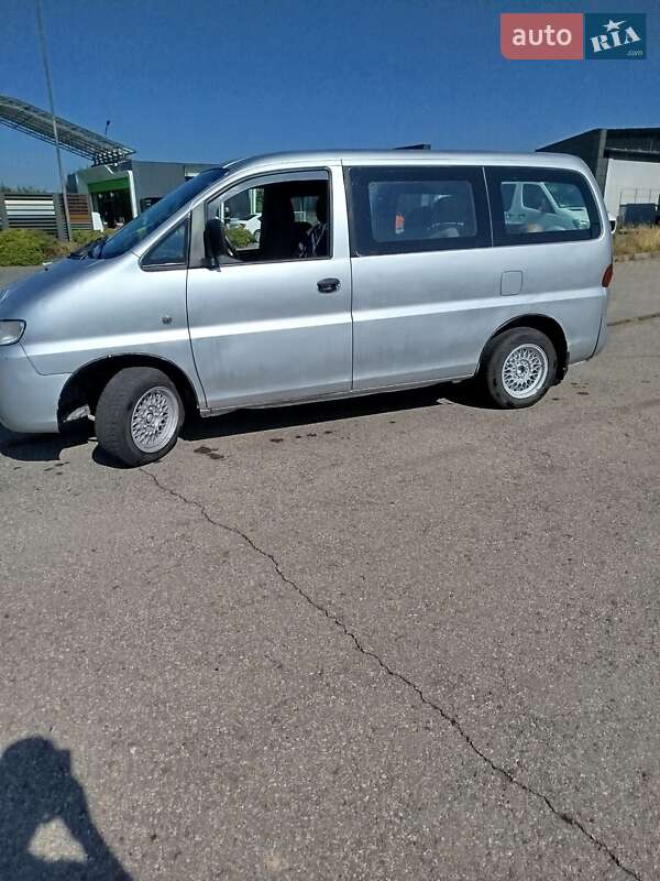 Минивэн Hyundai H-1 2002 в Тячеве