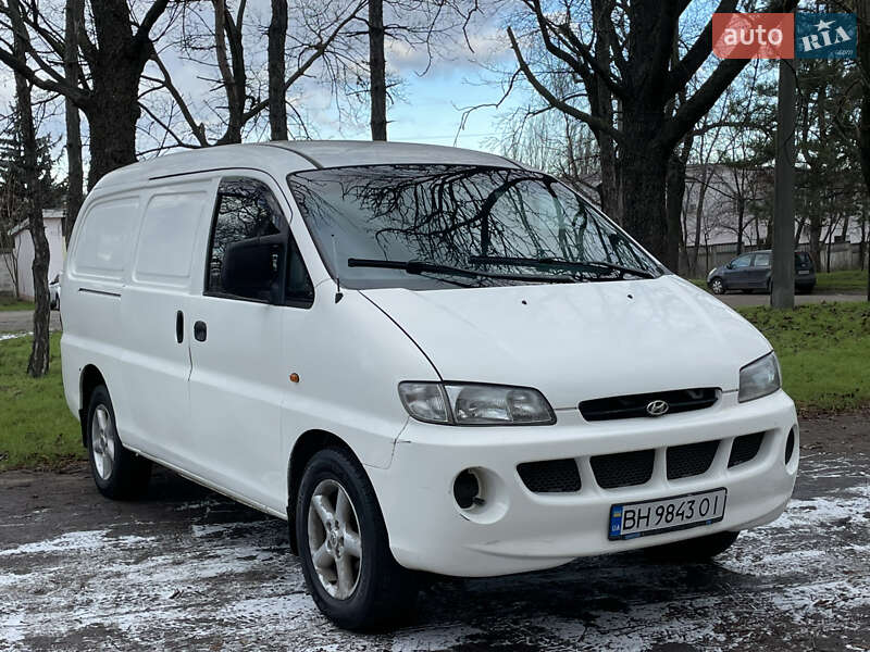 Вантажний фургон Hyundai H-1 2000 в Одесі