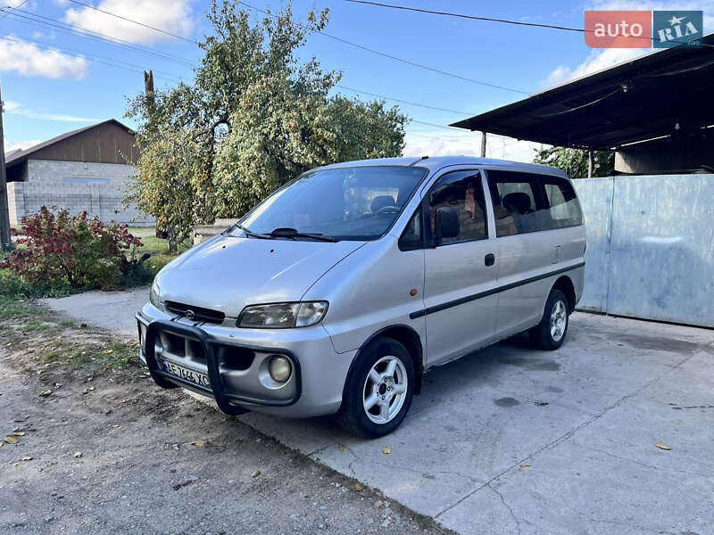 Минивэн Hyundai H 200 1999 в  фото Минивэн Hyundai H 200 1999 в