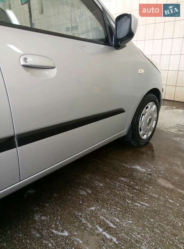 Хэтчбек Hyundai i10 2008 в Долинской