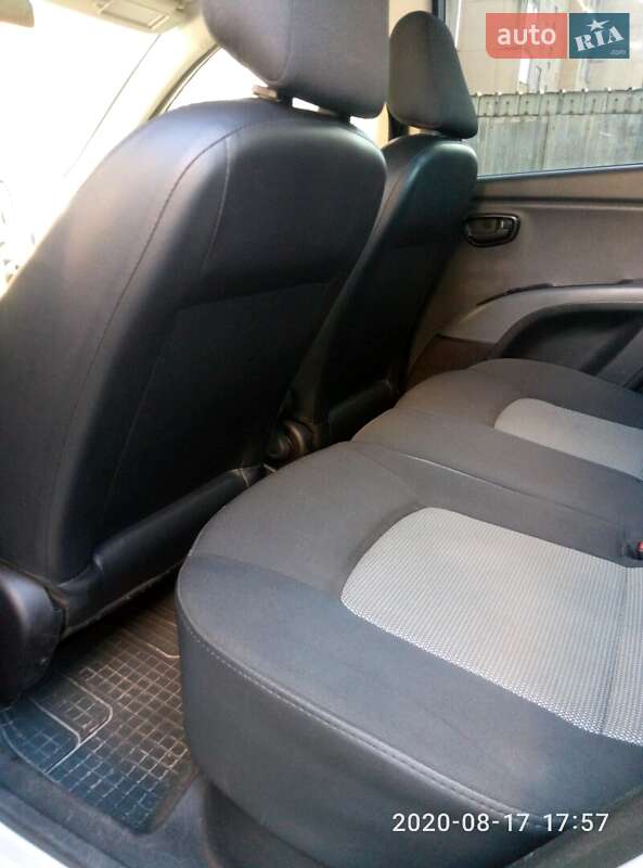 Хэтчбек Hyundai i10 2008 в Долинской