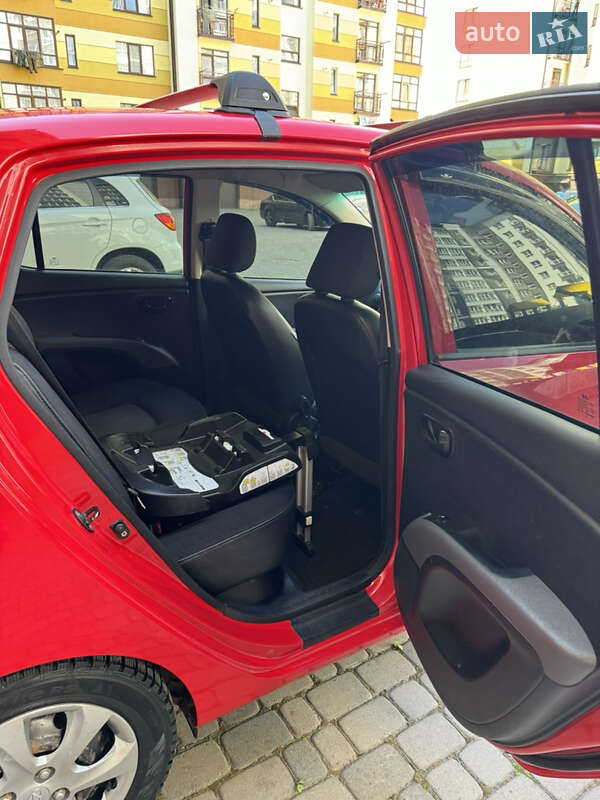 Хэтчбек Hyundai i10 2010 в Ивано-Франковске