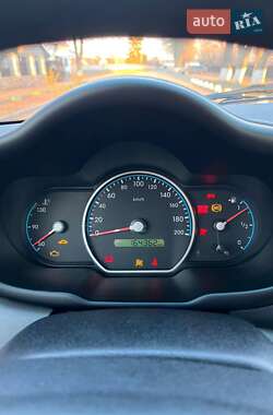 Хэтчбек Hyundai i10 2009 в 