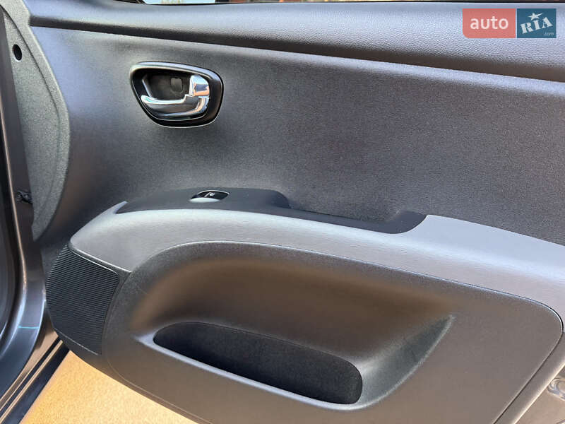Хэтчбек Hyundai i10 2012 в Одессе
