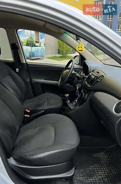 Хетчбек Hyundai i10 2012 в 
