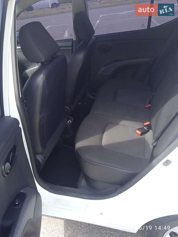 Хэтчбек Hyundai i10 2012 в Киеве