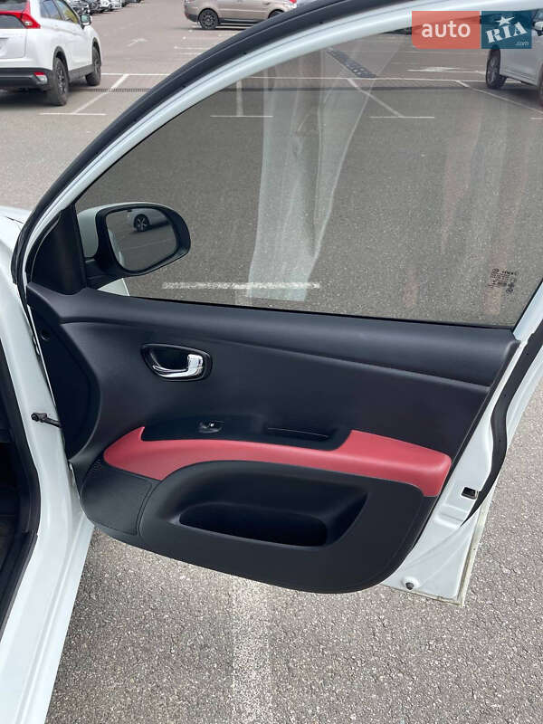 Хэтчбек Hyundai i10 2013 в Киеве