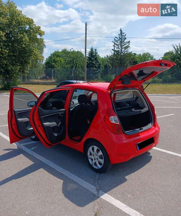 Хэтчбек Hyundai i10 2011 в Житомире
