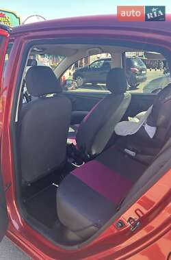 Хэтчбек Hyundai i10 2012 в 