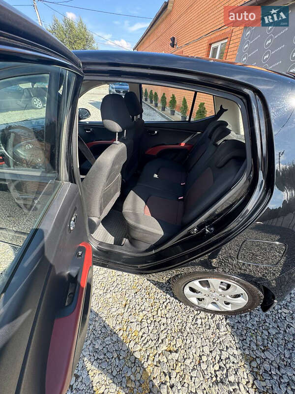 Хэтчбек Hyundai i10 2011 в Дергачах