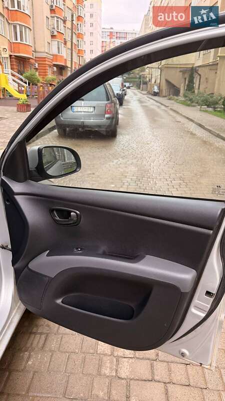 Хэтчбек Hyundai i10 2012 в Черновцах
