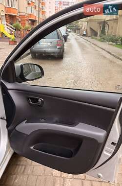 Хэтчбек Hyundai i10 2012 в 