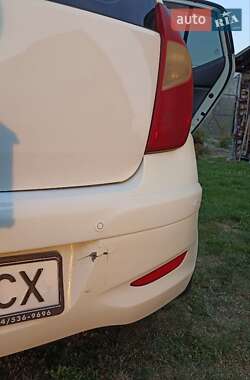 Хэтчбек Hyundai i10 2012 в 