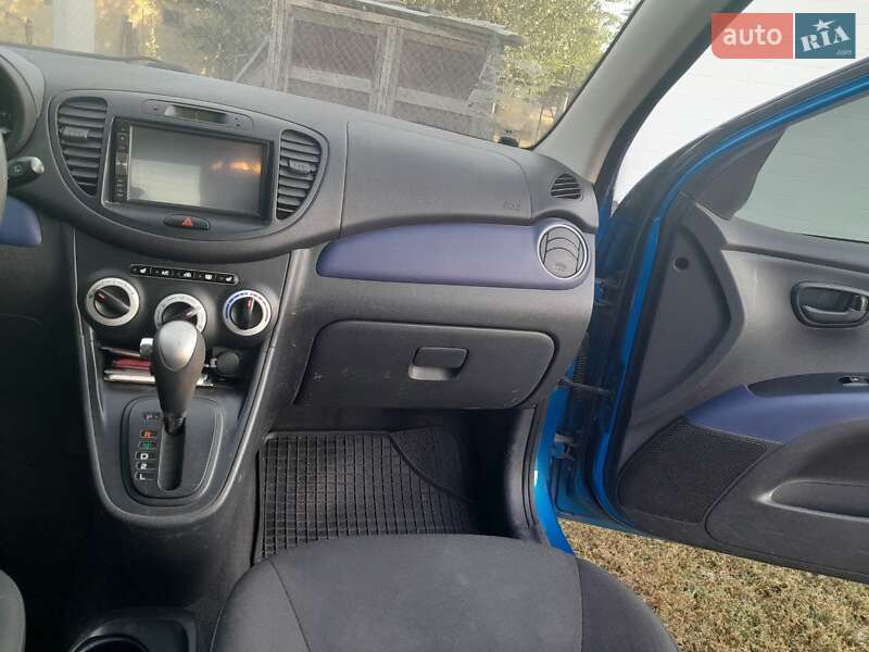 Хэтчбек Hyundai i10 2010 в Новых Санжарах