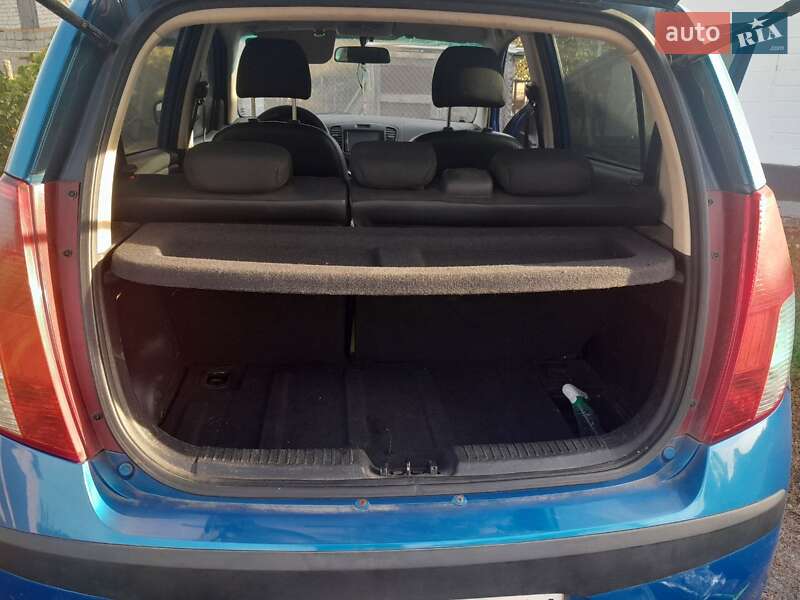 Хэтчбек Hyundai i10 2010 в Новых Санжарах