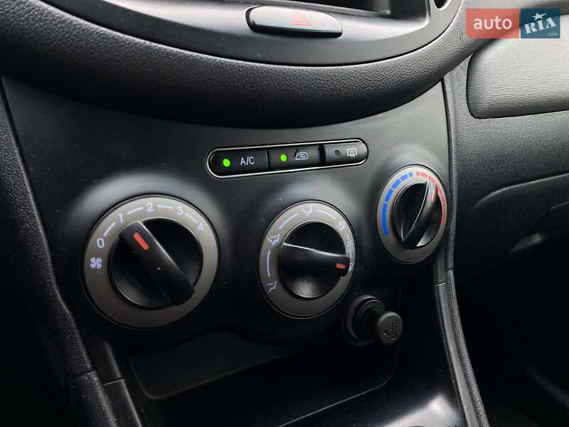 Хетчбек Hyundai i10 2013 в Києві фото 17 Хетчбек Hyundai i10 2013 в Києві