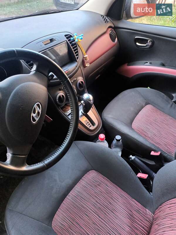 Хэтчбек Hyundai i10 2013 в Ромнах