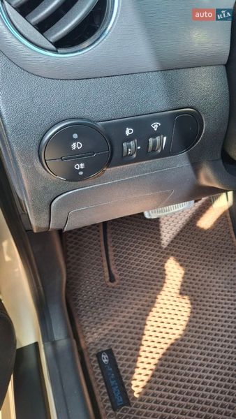 Хэтчбек Hyundai i10 2012 в Днепре