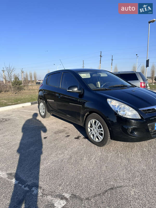 Хэтчбек Hyundai i20 2011 в Вараше