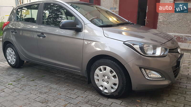 Хэтчбек Hyundai i20 2012 в Черновцах