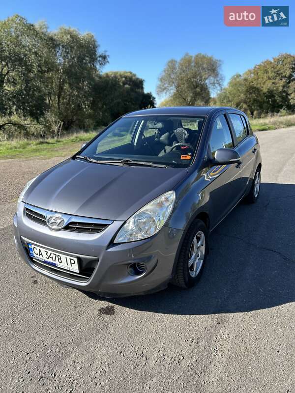 Хэтчбек Hyundai i20 2010 в Ямполе